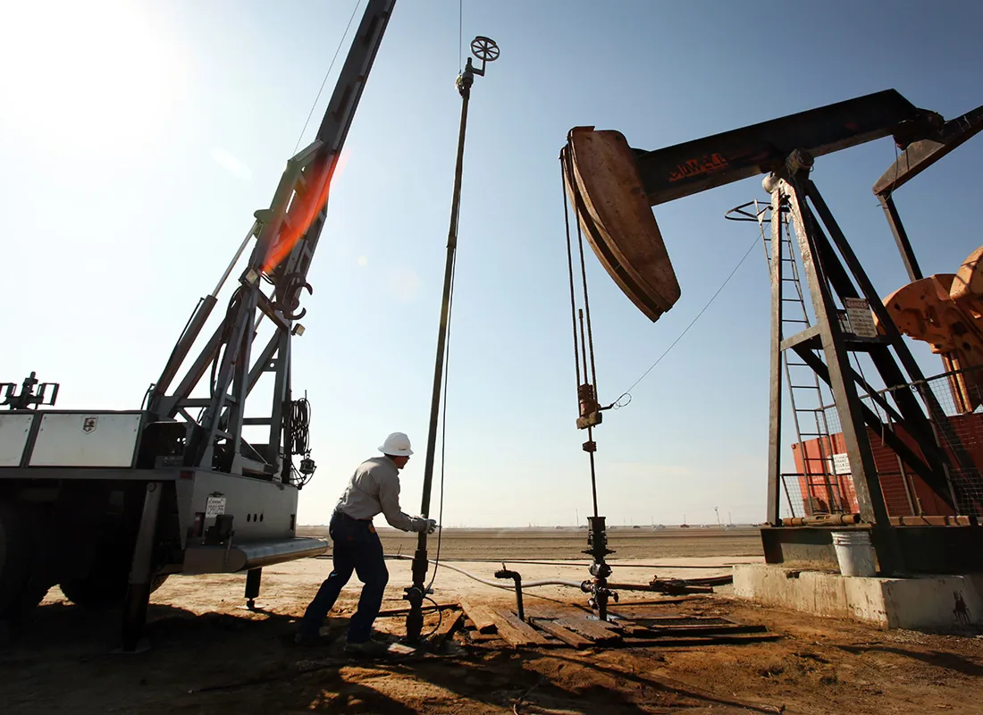 Slickline and wireline operatior at onshore oilfield well intervention.