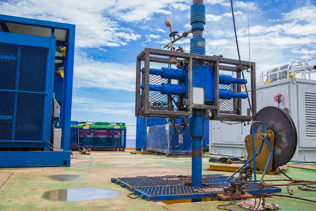 drilling rig or intervention vessel equipped with pipe handiling and well completion infrastructure